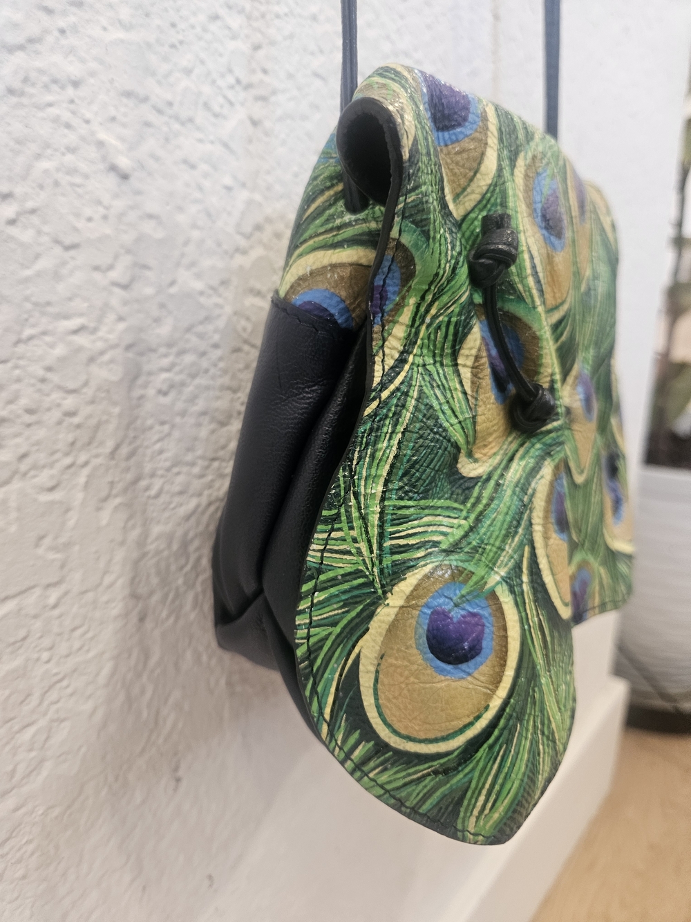 Sharif 1827 Hand-painted Peacock Feather Crossbody - Picture 5 of 13